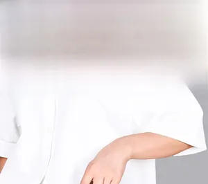 Détail d'un chemisier blanc élégant en coton mélangé pour une tenue professionnelle chic