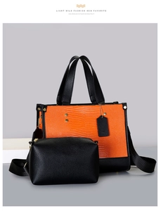 Détail du sac fourre-tout orange gaufré lézard avec pochette noire et bandoulière