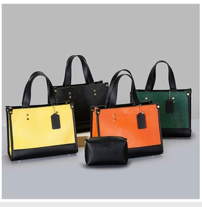 Vue détaillée de sacs cabas texturés en jaune, orange, vert et noir avec une petite pochette