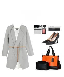 Manteau gris à coupe ouverte avec ceinture marron et accessoires de mode assortis