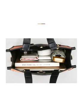 Vue de dessus de l'intérieur du grand sac cabas montrant l'espace pour iPad et accessoires