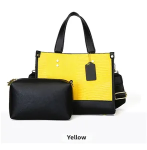 Détail du sac à main jaune en cuir embossé avec une pochette noire assortie