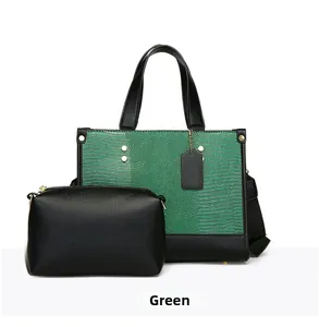 Détail du grand sac cabas vert texture lézard et sa pochette en cuir noir