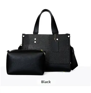 Détail du sac fourre-tout noir effet lézard avec pochette assortie et boucles dorées