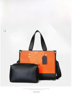 Vue frontale du grand sac cabas orange à texture lézard avec pochette assortie noire