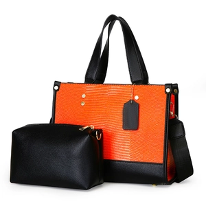 Ensemble sac cabas orange à relief lézard et pochette noire avec détails dorés