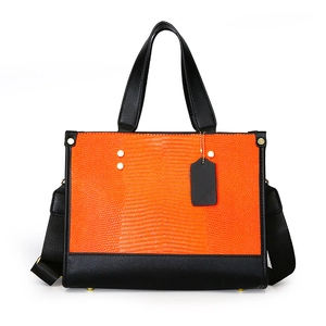 Sac cabas orange à motif lézard avec détails en cuir noir et bandoulière large