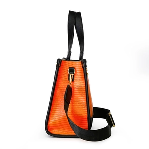 Grand sac cabas orange motif lézard avec accents noirs et large bandoulière