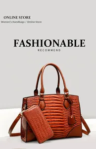 Vue détaillée du sac cabas marron gaufré crocodile avec son portefeuille long assorti