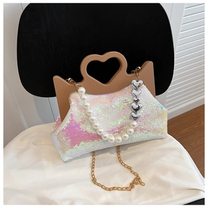 Pailletten handtas met hartvormig handvat, parelband en metalen hartvormige ketting