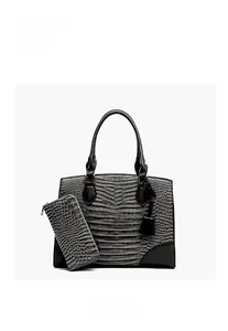 Détail du sac à main gris en cuir gaufré crocodile et son portefeuille long assorti