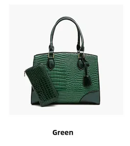 Détail du sac à main vert à motif crocodile et son portefeuille assorti en coffret