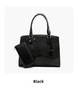 Détail du sac à main noir à texture crocodile avec son portefeuille long assorti