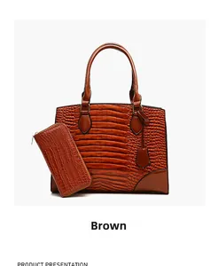 Détail macro de la texture croco marron sur le sac à main avec boucle et pendentif