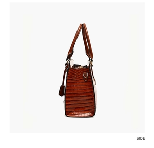 Vue détaillée du côté d'un sac à main marron avec motif crocodile et anneaux en métal