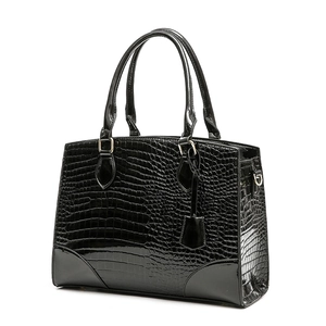 Sac à main classique en similicuir noir avec motif crocodile et finition vernie brillante