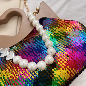 Regenboog pailletten handtas met parelriem en gouden ketting voor de zomerstijl