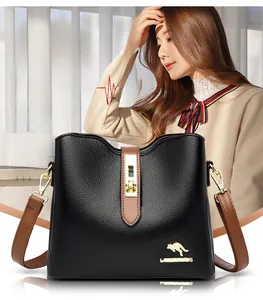 Détail du sac seau noir en cuir PU avec logo kangourou doré et boucle métallique chic