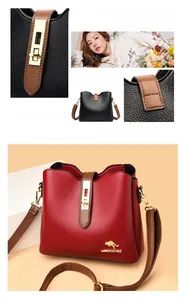 Détail du sac seau en cuir souple à motif litchi avec logo kangourou doré et boucles