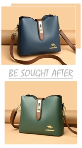 Détail de sacs seaux en cuir bleu et vert avec logo kangourou doré et sangle marron