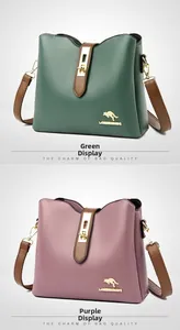 Détail de sacs en cuir grainé vert foncé et rose avec logo de kangourou doré brillant