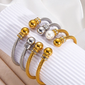Détails macro des bracelets câbles torsadés avec accents en zircone et perles