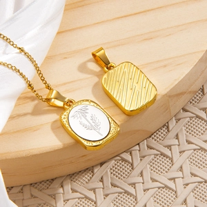 Collana a doppio strato in oro con ciondolo rettangolare inciso con margherita