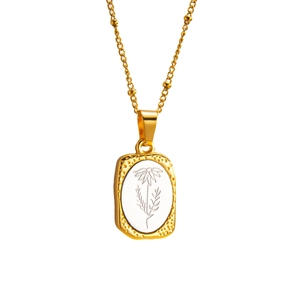 Collana a strati dorata vintage con ciondolo a fiore rettangolare su sfondo bianco