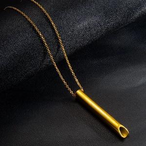 Collier sifflet de méditation en acier inoxydable plaqué or 18k sur cuir noir élégant