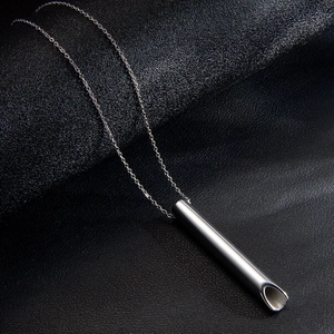 Collier sifflet de méditation en acier inoxydable poli argent sur cuir noir texturé