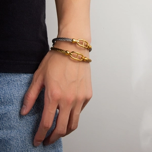 18K gold-plated stainless steel cable bracelet with U-shaped buckle on male model