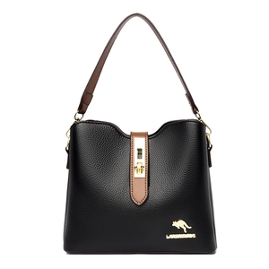 Sac seau minimaliste en cuir noir avec bandoulières marron et logo kangourou doré