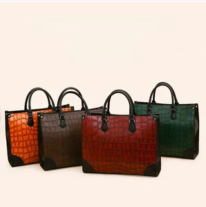 Detailansicht der Handtaschen mit Krokodilstruktur in Orange, Braun, Rot und Grün
