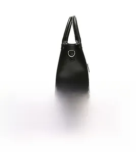 Seitenansicht der strukturierten schwarzen Handtasche mit silbernem D-Ring-Detail