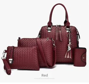Dettaglio set di 4 borse intrecciate rosso vino con borsa a tracolla e ciondolo gatto