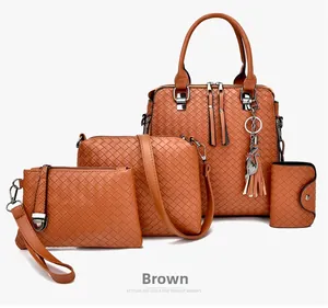 Set borse marroni con trama intrecciata composto da borsa a mano, tracolla e nappa decorativa