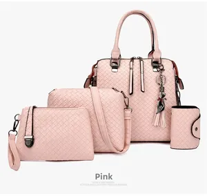 Set di 4 borse rosa in pelle intrecciata con ciondolo a gatto e nappa alla moda inclusa