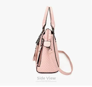 Vista laterale della borsa rosa intrecciata con cerniera in metallo e nappa