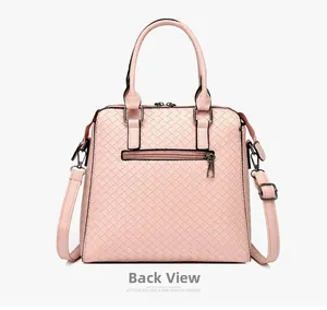 Vista dettagliata posteriore di borsa intrecciata rosa con tasca zip funzionale