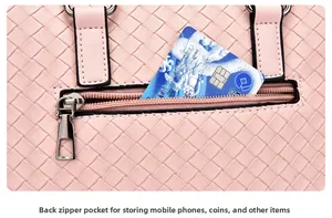 Dettaglio della borsa rosa intrecciata con una tasca funzionale con cerniera sul retro della borsa