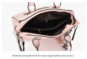 Vista interna della borsa rosa intrecciata con scomparti multipli e tasca con cerniera