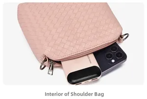 Interno dettagliato della borsa a mano intrecciata rosa con spazio per il cellulare