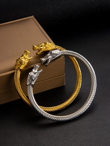 Détail de bracelets Viking tête de loup plaqués or 18K et argent sur boîte à bijoux