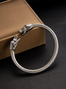 Gros plan détaillé d'un bracelet loup argenté avec un design de câble torsadé viking