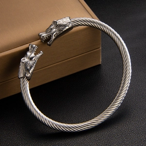 Bracelet jonc Viking double tête de loup avec design en câble d'acier torsadé argenté