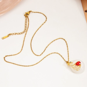 Collier cygne doré avec gemme rouge et perle blanche sur chaîne en acier inoxydable