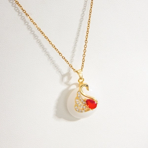 Élégant collier pendentif cygne doré avec pierre rouge et incrustations de zircon