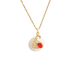 Collier élégant pendentif cygne doré avec gemme rouge et incrustation de zircon blanc