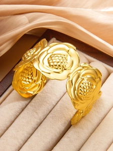 Dettaglio macro del bracciale floreale placcato oro 18k in una scatola regalo di lusso