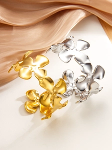 Vue détaillée des bracelets trèfle à quatre feuilles en or 18k et argent sur soie
